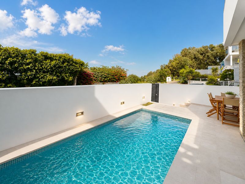 Villa Corniche | Sea View + Heated Pool - The Landlord