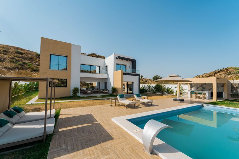 Prestige Pool Retreat - The Landlord
